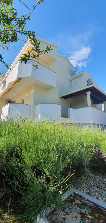 Sunny Apartments Затон Екстериор снимка